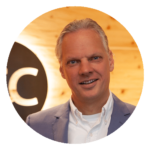 Rundes Portraitfoto vom lächelnden RTC-Inhaber Manuel Rose im Sakko