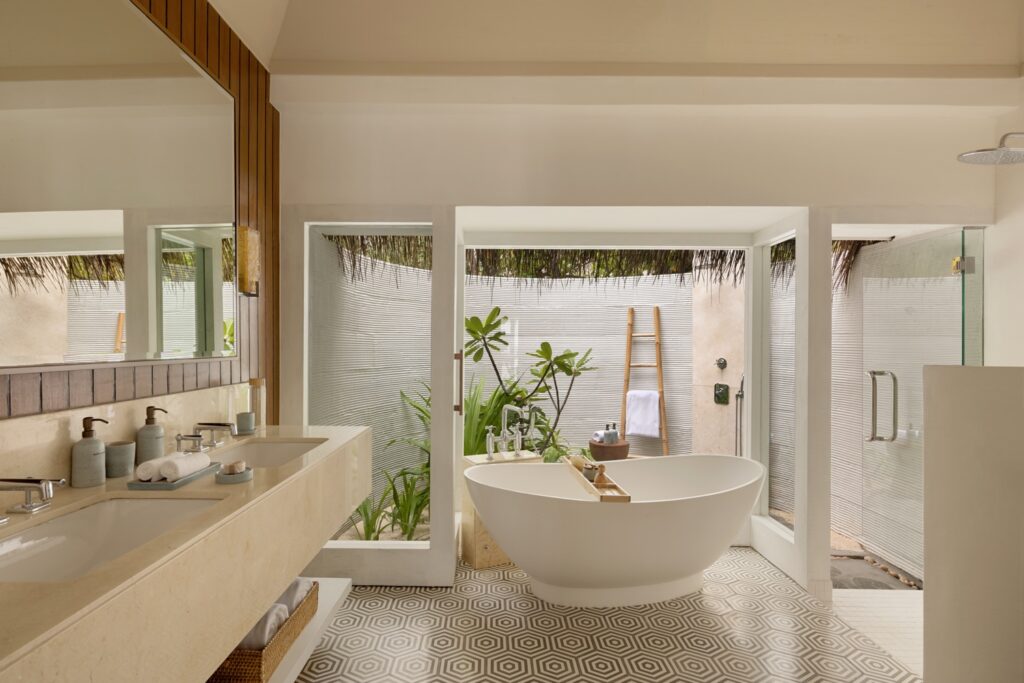 Two Bedroom Beach Villa Suite with Pool Badezimmer