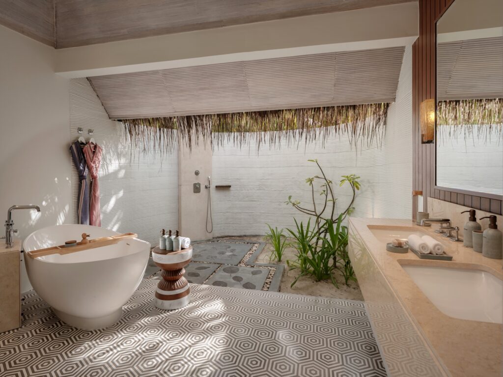 Two Bedroom Beach Villa with Pool Badezimmer