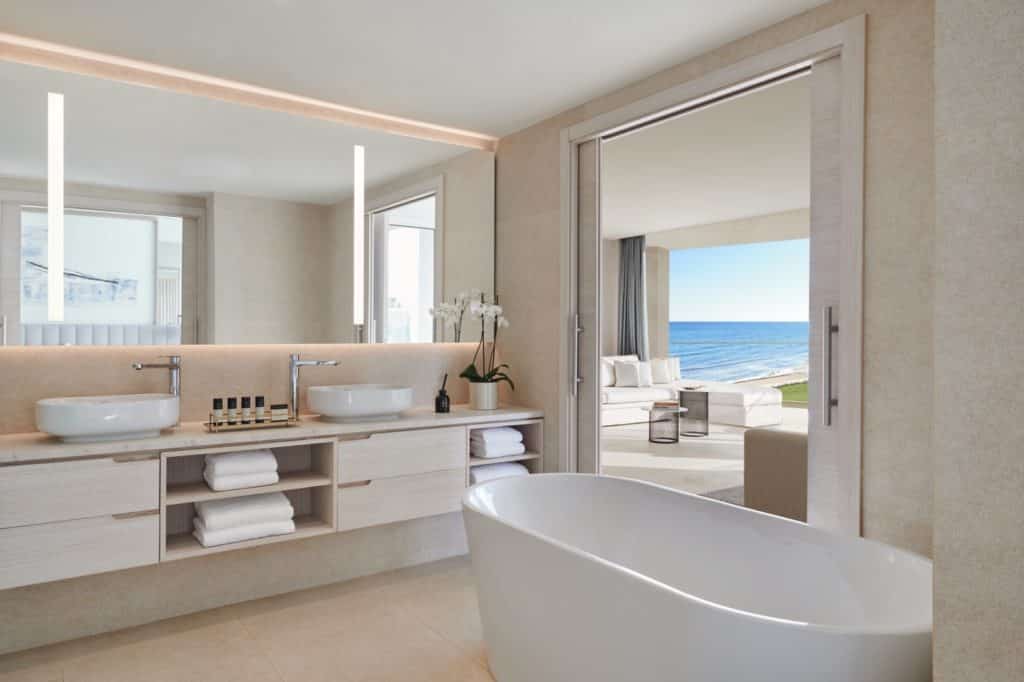 Deluxe-Two-Bedroom-Suite-Sea-View-Bathroom