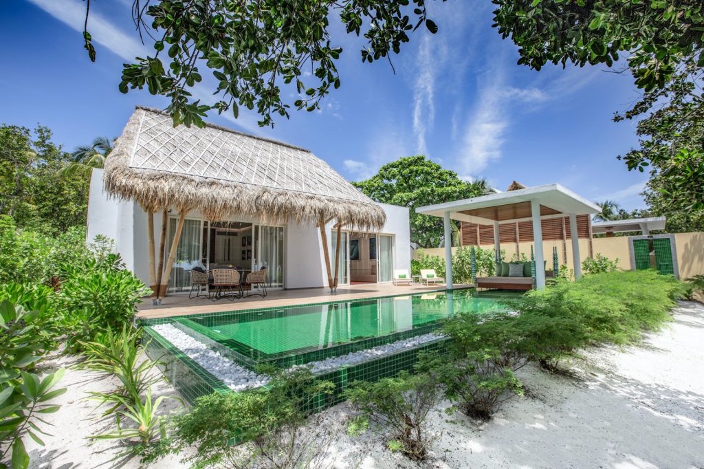 superior-beach-villa-pool