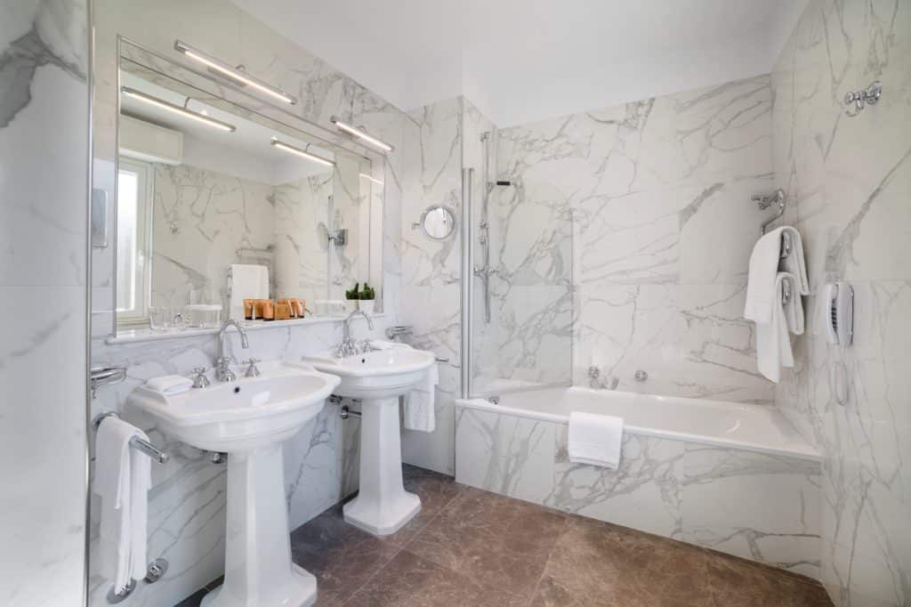 Deluxe-Suite-Santa-Margherita-bathroom