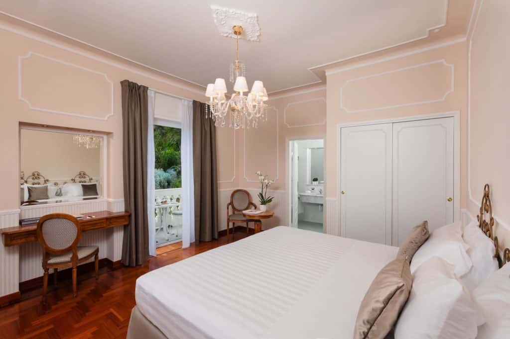 Deluxe-room-side-sea-view-balcony