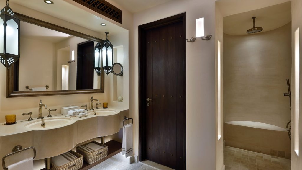 One Bedroom Suite Pool Badezimmer