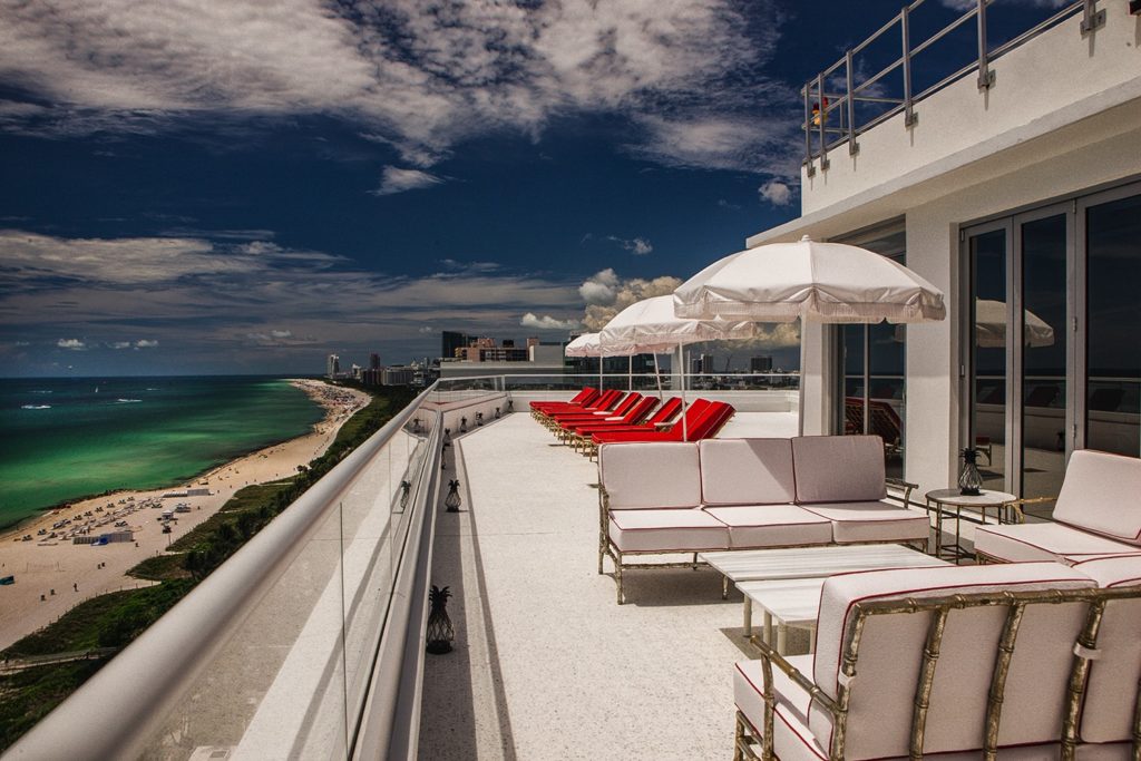 Penthouse Suite Terrasse mit Sonnenschirmen