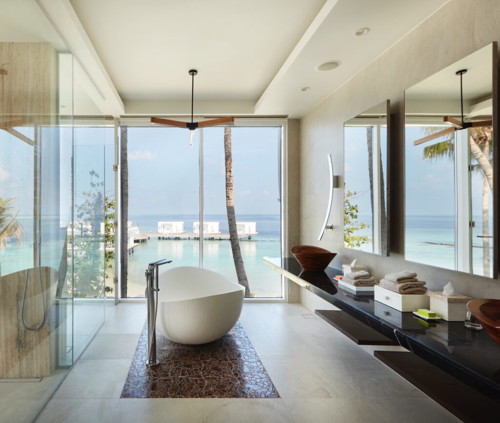 Three Bedroom Olhahali Water Retreat mit Pool Badezimmer