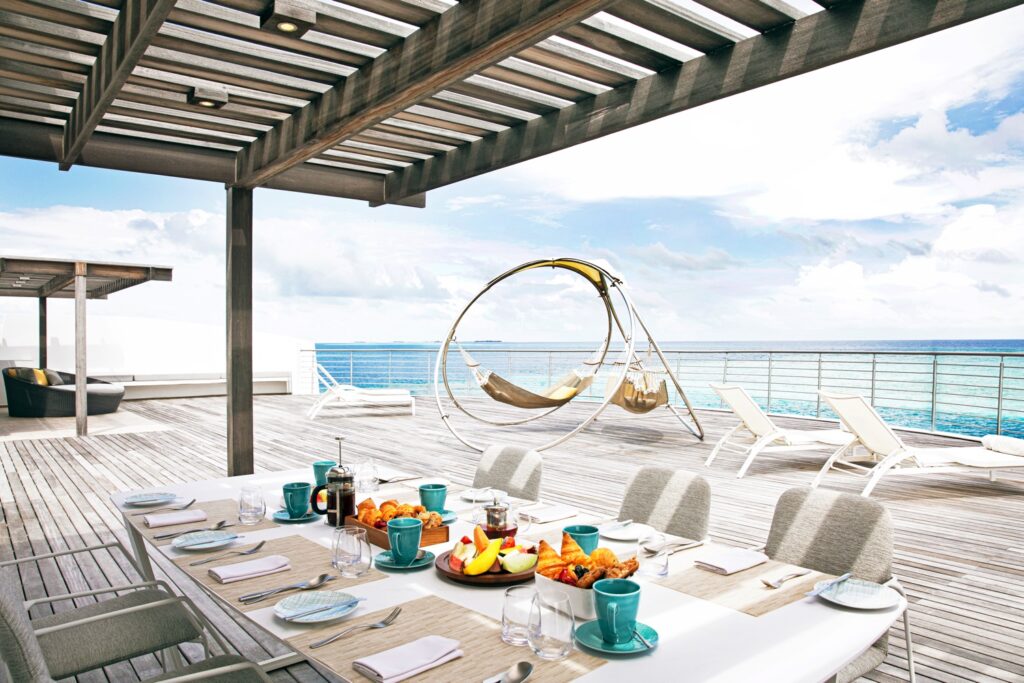 Three Bedroom Olhahali Water Retreat mit Pool essen auf der Dachterrasse