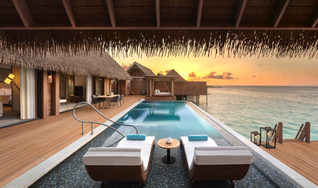 Grand Overwater Villa Terrasse mit Pool